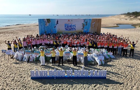 Gần 10.000 người Vingroup và tình nguyện viên ra quân làm sạch bờ biển tại 28 tỉnh, thành phố