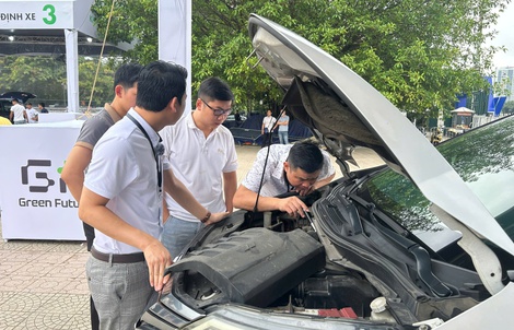 Người dân Hà Nội tiết lộ lý do "đổi xe xăng lấy xe điện"