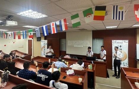 Sinh viên Việt "xuất ngoại", trình bày nghiên cứu khoa học bằng 3 ngôn ngữ
