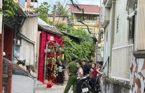 Chồng 77 tuổi chém vợ trọng thương rồi đóng cửa cố thủ trong nhà