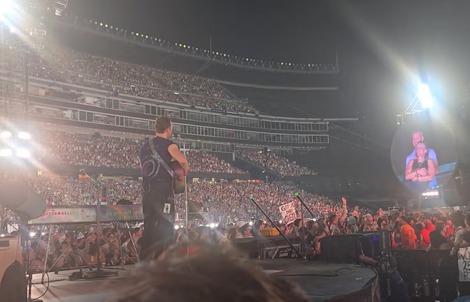 Ồn ào nghi vấn lộ ngoại tình khi xem đêm nhạc Coldplay