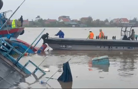 VIDEO: Gió lốc xô tàu chở 9 người lật chìm ở Quảng Ninh