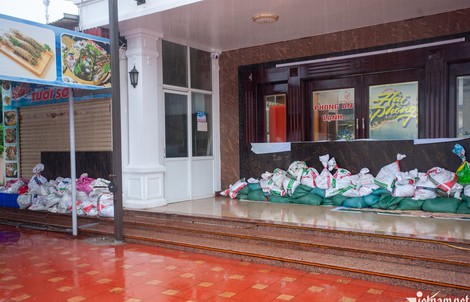 Chủ nhà hàng ở Đồ Sơn lập tường gỗ, dựng 'lô cốt' ứng phó bão số 3 Wipha