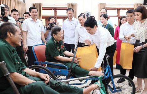 Chủ tịch nước Lương Cường thăm, tặng quà các thương binh, bệnh binh nặng tại Ninh Bình