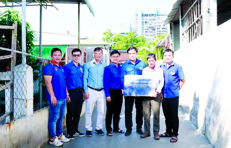 Tuổi trẻ EVNGENCO3 bàn giao đường bê tông nông thôn bằng tro xỉ