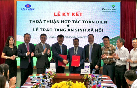 Vietcombank và Bệnh viện K hợp tác toàn diện, trao tặng 100 máy tính bảng trị giá 1 tỉ đồng 