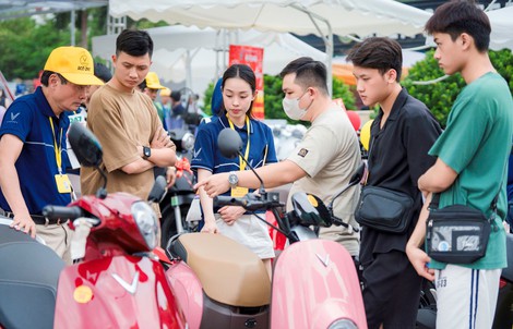 Người dân tại Hà Nội, An Giang, Khánh Hòa “hóng” sự kiện “Đổi xăng lấy điện” của VinFast