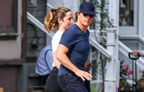 Tom Cruise tay trong tay tình tứ mỹ nhân trẻ