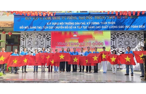 Báo Người Lao Động tặng cờ Tổ quốc cho phường Bàn Cờ
