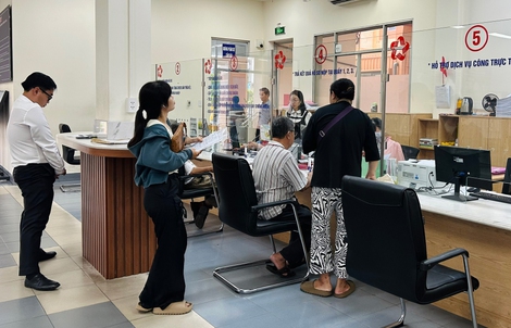 Những quầy hành chính còn sáng đèn