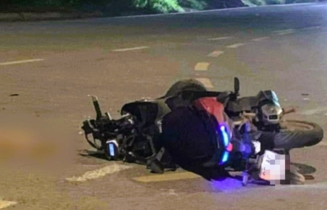 Xe máy "kẹp 3" va chạm ô tô, 2 nữ sinh 16 tuổi thương vong