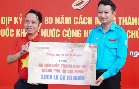Lễ chào cờ ý nghĩa bên bờ sông Sài Gòn