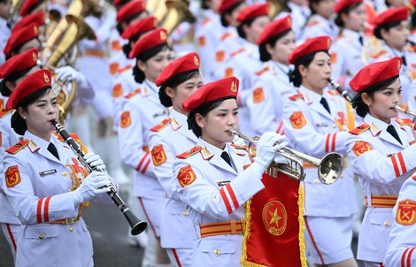 VIDEO: Hơn 16.000 cán bộ, chiến sĩ hợp luyện diễu binh, diễu hành dưới trời mưa tầm tã