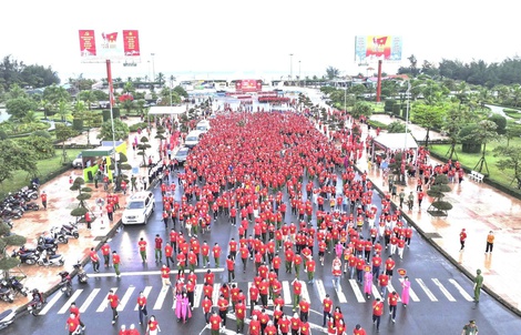Hơn 5.000 người Quảng Trị cùng cả nước đi bộ "Cùng Việt Nam tiến bước"