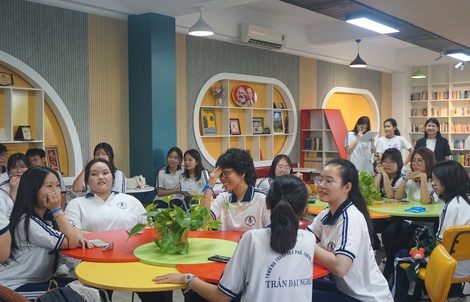 Màn chào đón độc đáo dành cho tân học sinh khối 10 của trường chuyên nổi tiếng tại TP HCM