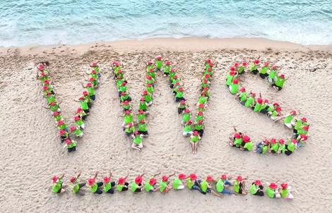 Công nhân viên VWS vừa nghỉ dưỡng vừa chung tay làm sạch bờ biển