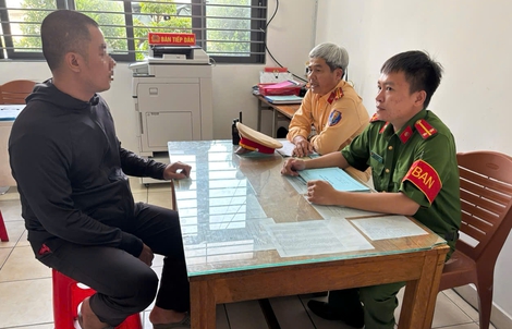 Công an TP HCM truy tìm 1 thanh niên mặc áo Grab đập kính xe tải