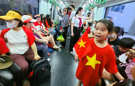 Biển người "rồng rắn" đi tàu điện về Quảng trường Ba Đình xem hợp luyện diễu binh