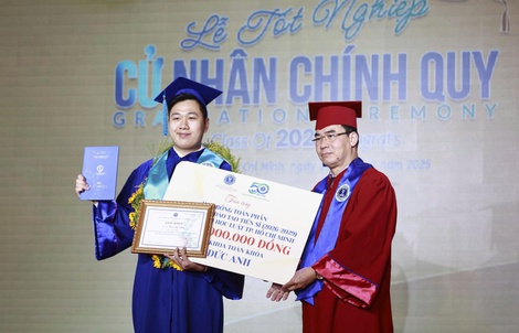 Thủ khoa "ẵm" học bổng hơn 250 triệu đồng kèm lời mời đặc biệt tại lễ tốt nghiệp