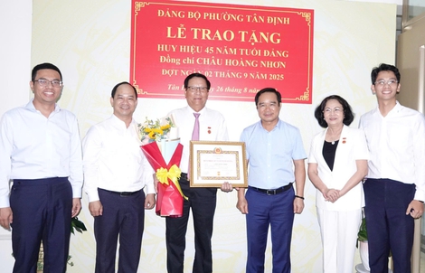 Chủ tịch UBND TP HCM trao Huy hiệu Đảng cho phu quân nguyên Phó Chủ tịch nước