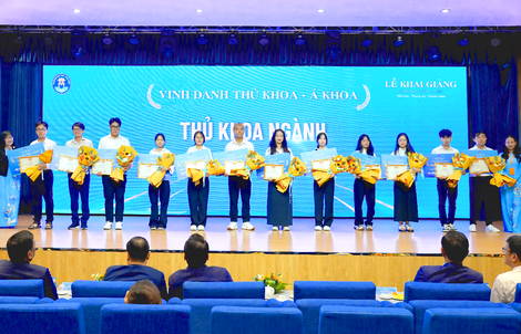 Tặng xe máy điện và học bổng đến 100% học phí toàn khóa cho Thủ khoa, Á khoa và Tân sinh viên 