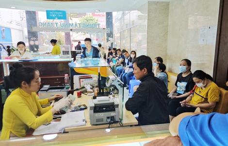 Giá vàng miếng SJC lập đỉnh, nhiều người ở TP HCM xếp hàng chờ mua