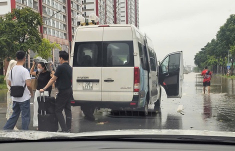Hành khách chật vật gọi xe công nghệ, chấp nhận trả thêm phí do mưa ngập ở Hà Nội