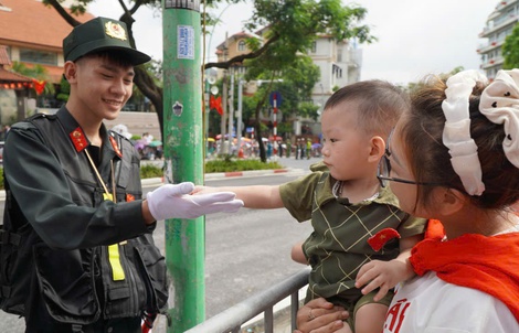 “Bộ đội nhí” chìa tay chào chiến sĩ cơ động tại buổi sơ duyệt diễu binh, diễu hành