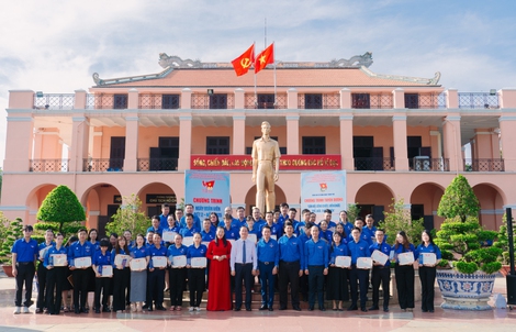 Tuyên dương "Cán bộ, công chức, viên chức trẻ, giỏi, thân thiện" và "Người thợ trẻ giỏi"
