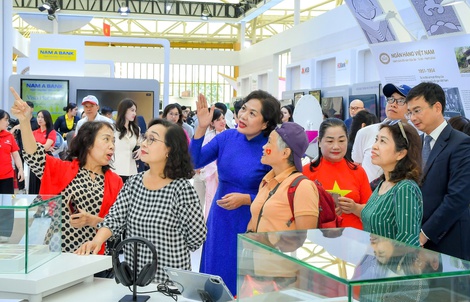 Thống đốc Nguyễn Thị Hồng giới thiệu với khách tham quan về lịch sử đồng tiền Việt Nam