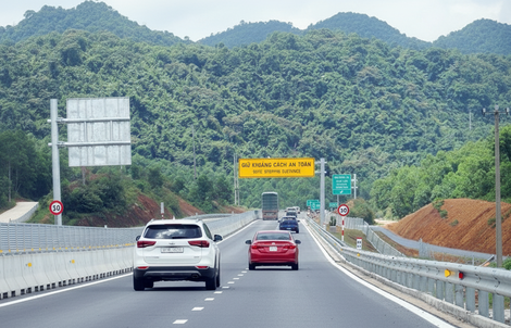 Vì sao đường cao tốc Vũng Áng - Bùng vừa thông xe đã cấm xe tải nặng?