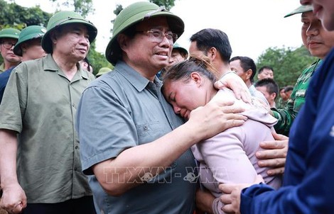 Thủ tướng xúc động thăm hỏi, động viên nhân dân thiệt hại do mưa lũ tại Điện Biên