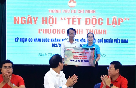 Báo Người Lao Động tặng cờ Tổ quốc cho phường Bình Thạnh