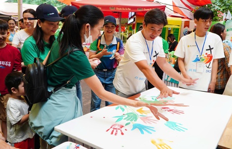 Hành trình triệu bàn tay viết tiếp câu chuyện yêu thương