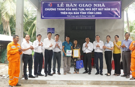 Xóa nhà tạm, dột nát và 100.000 đồng tặng dân
