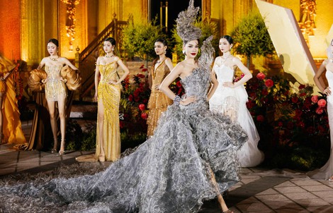 Hoa hậu Lê Hoàng Phương diện váy 20kg trong BST Éclat 