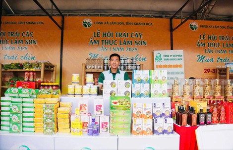 Hàng ngàn người đổ về Lâm Sơn trong ngày khai hội Lễ hội trái cây, ẩm thực 2025