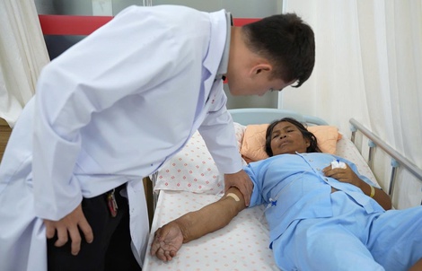 Người phụ nữ có “tay voi” hiếm gặp