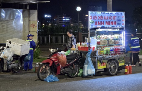 Đà Nẵng: Rác ùn ứ sau “phố đêm”, hình ảnh phản cảm vào mỗi sáng