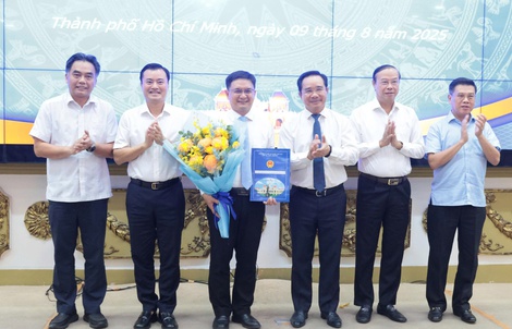 Ông Nguyễn Mạnh Cường nhận quyết định phê chuẩn làm Phó Chủ tịch UBND TP HCM