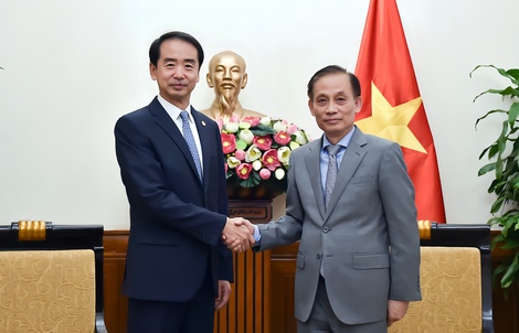 Quyền Bộ trưởng Ngoại giao Lê Hoài Trung tiếp Đại sứ Trung Quốc Hà Vĩ