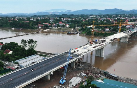 Nơi cầu Phong Châu sập 1 năm trước: Diện mạo mới sừng sững đến khó tin