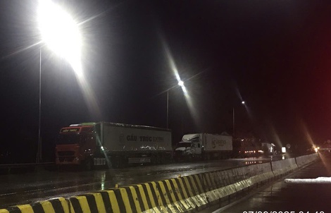 Dừng đỗ xe sai quy định dọc tuyến đường dẫn vào hầm Đèo Cả