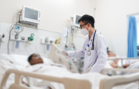 Người đàn ông đi làm ruộng về nhiễm trùng nguy kịch