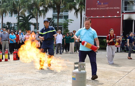 TP HCM: Tập huấn PCCC và CNCH sinh động cho người dân phường Bến Thành