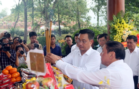 Khánh thành khu tưởng niệm 16 thanh niên xung phong hy sinh ở Bến phà Long Đại
