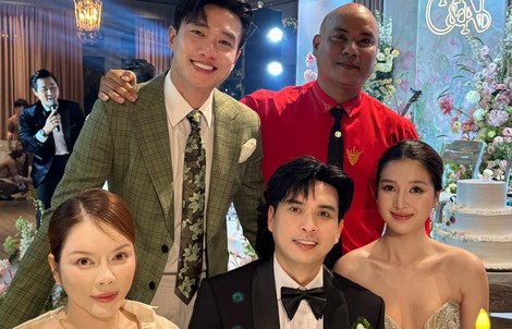 Vợ chồng Hồ Quang Hiếu nhận chúc phúc từ Quốc Trường, Nhật Kim Anh
