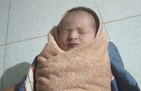 Bé gái sơ sinh bị bỏ rơi sau vườn nhà dân