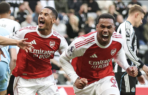 Arsenal ngược dòng hạ chủ nhà Newcastle, trọng tài gây phẫn nộ