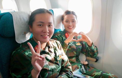 Chuyến bay đặc biệt đưa các nữ chiến sĩ trở về TP HCM sau khi hoàn thành nhiệm vụ A80